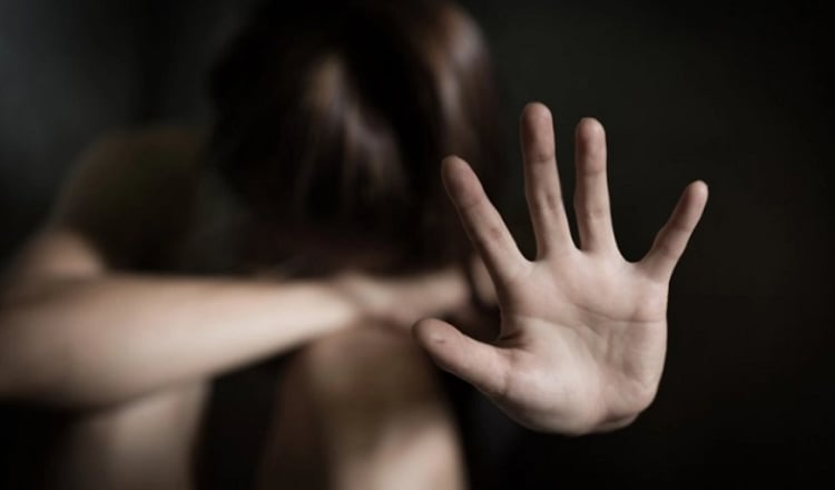 48 vjeçari dyshohet se e ka dhunuar disa herë vajzën e mitur