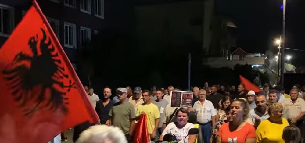 qytetaret-e-divjakes-kunder-shkrirjes-se-bashkise-mbajne-protesten-e-26-te-thirrje-deputeteve-te-mos-e-votojne-territorialen-ne-parlament