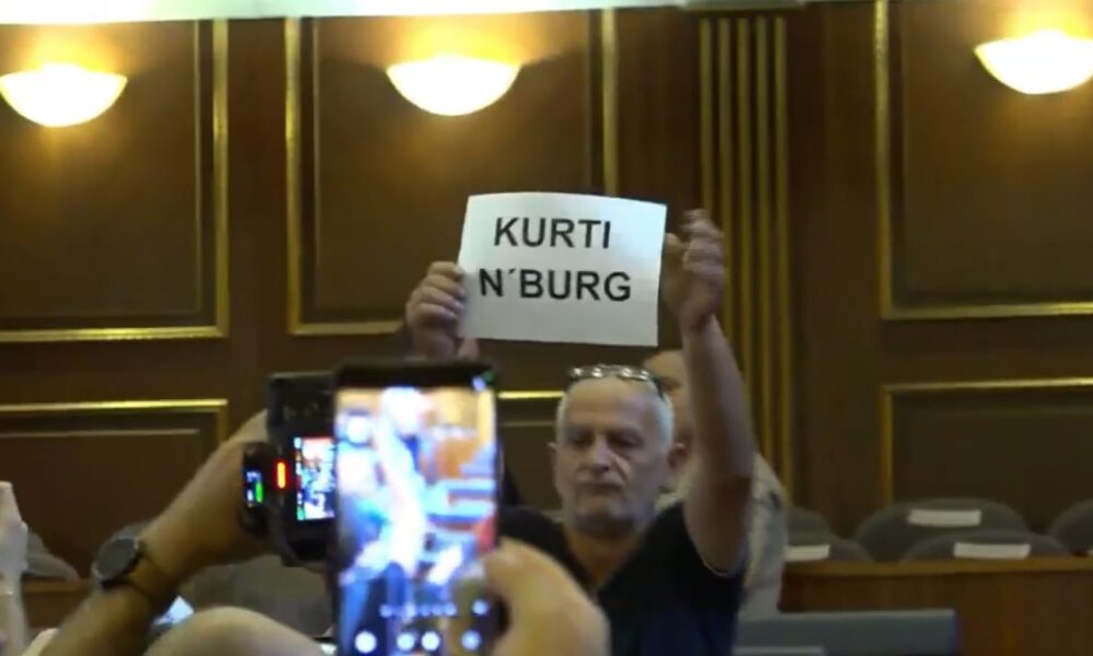 VIDEO   Kurti n burg   emigranti proteston ndryshe brenda sallës së Kuvendit të Kosovës  ia heqin parullën nga duart