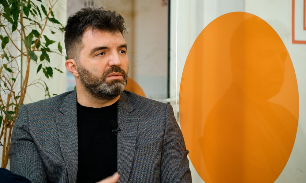 Ermal Sadiku i reagon Dejona Mihalit  Kurti na fton në tavolinë  kjo na thotë jeni me Listën Srpska