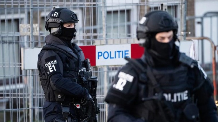 Terror në Roterdam  një 26 vjeçar sulmon kalimtarët me thikë dhe tenton një të dytë  raportohet për të plagosur 