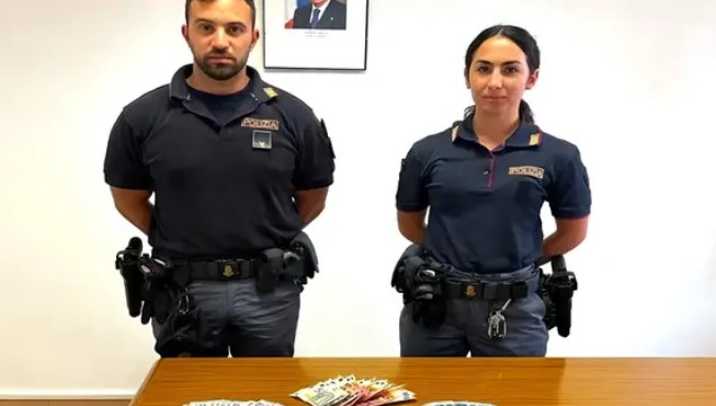 hyri-ilegalisht-ne-itali-shqiptari-kapet-ne-trafik-kokaine-parate-dhe-droga-te-fshehura-ne-koshin-e-plehrave-dhe-pas-nje-fotografie