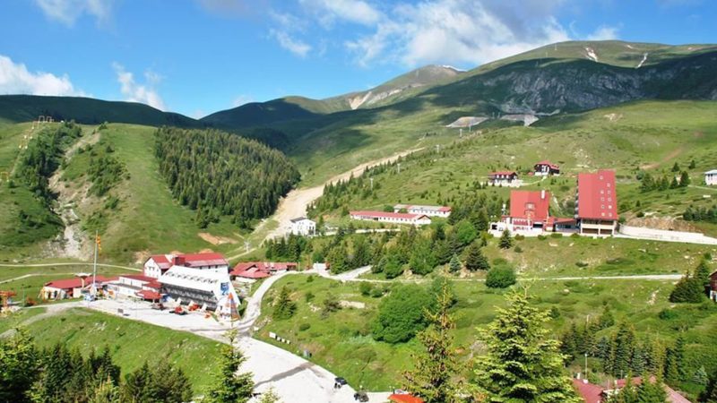 Dramë në një restorant në Kodër të Diellit   Menaxheri i thotë klientit se nuk ka vend të lirë  ai e grushton në mes të restorantit
