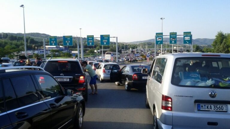 Kolona në kufi  pritje deri në 45 minuta me Greqinë dhe Serbinë