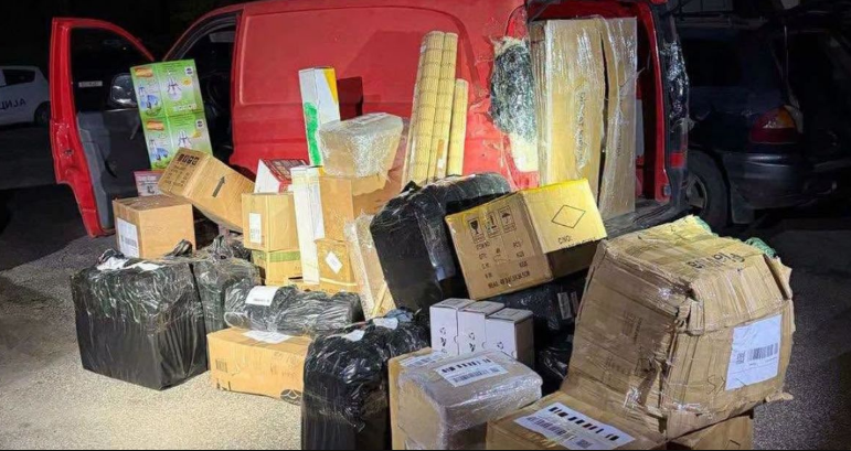 tre-persona-arrestohen-ne-kufirin-maqedoni-kosove-u-kapen-duke-ngarkuar-mall-te-kontrabanduar