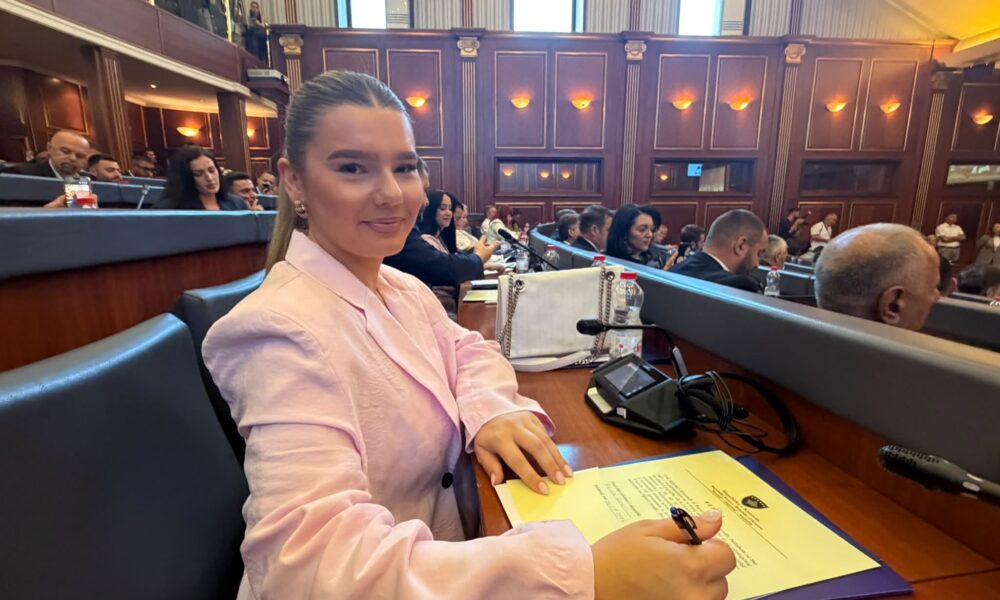 Mandati i parë deputete  Krenare Çerkini bën betimin  Besimin e qytetarëve do ta nderoj me punë të ndershme