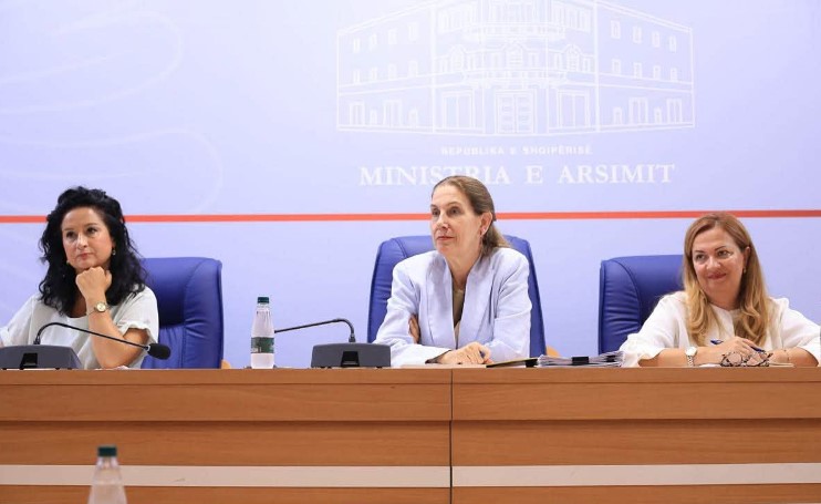 Viti i ri shkollor  Kumbaro mbledh drejtuesit e arsimit parauniversitar  risi shtrirja e programit  Pas Shkolle  në mbi 400 institucione arsimore