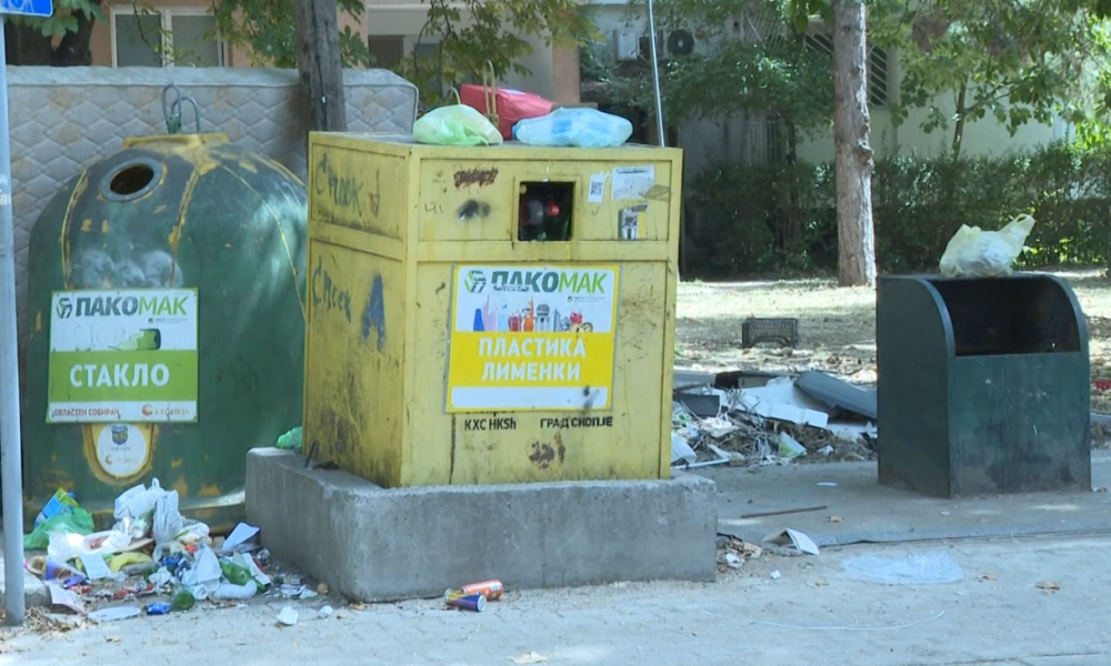 Qytetarët ankohen për papastërtitë dhe erën e keqe pranë kontejnerëve