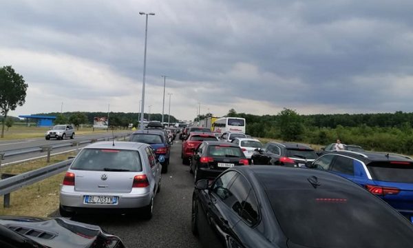 Pritje të gjata në disa pika kufitare  në Merdare deri në 3 orë e 20 minuta