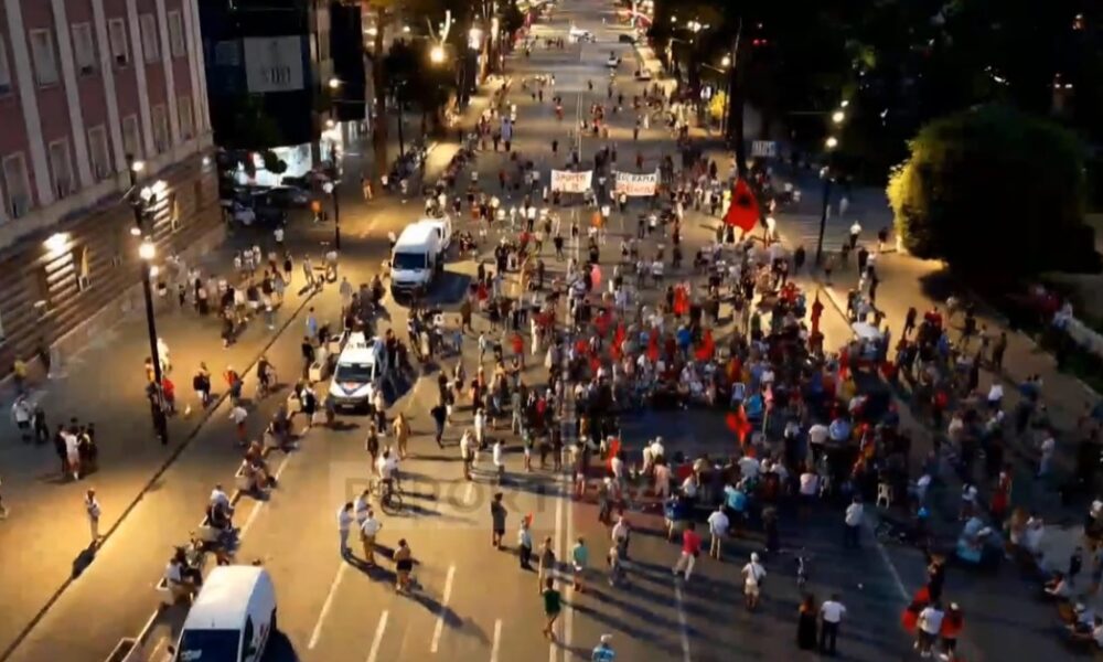 dita-e-69-te-e-protestes-para-kryeministrise-perseri-pjesemarrje-e-ulet-i-kerkojne-rames-qe-te-mos-preke-zvernecin-e-rrjollin-ja-pamjet-me-dron-video