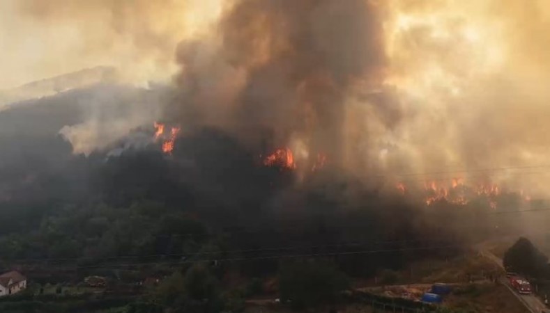 Situatë kritike me zjarret në malësinë e Pukës  dy fshatra në rrezik  Flakët përparojnë drejt zonave të banuara  ndërhyrje nga ajri