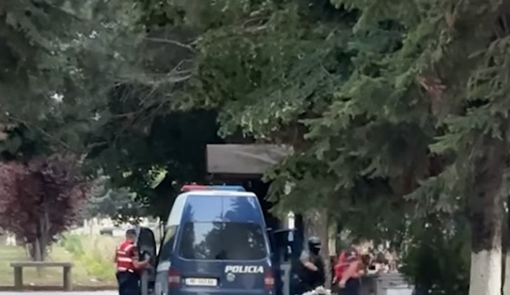 FOTO  Specialet e RENEA s  gjueti  për autorin e vrasjes së ushtarakut  kontrolle edhe në varrezat e qytetit  Gjurmim me dron për lokalizimin