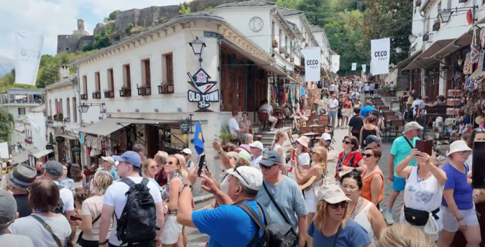 VIDEO   Gjirokastra në sytë e turistëve të huaj  Histori  arkitekturë dhe mikpritje