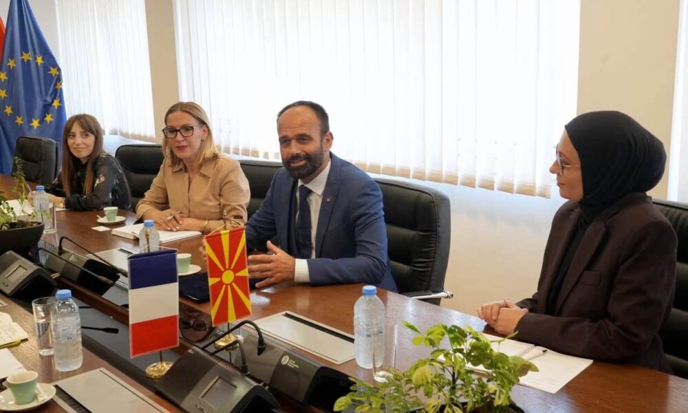 Ministri Shasivari i mban leksion kushtetues Apasievit të Levicës