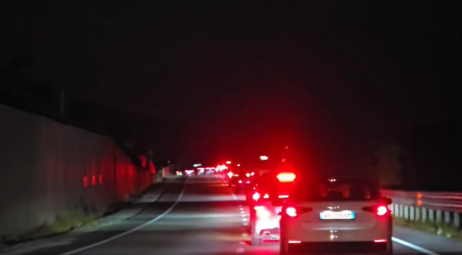 trafik-i-renduar-dhe-radhe-kilometrike-ne-kthim-nga-jugu-kolona-automjetesh-nga-tuneli-i-llogarase-drejt-vlores