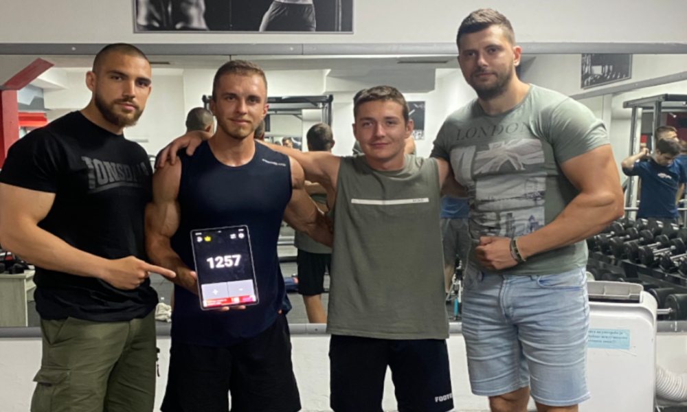 Shtetasi i Maqedonisë thyen rekordin botëror  realizoi 1 257 pompa për 1 orë me 9 kg peshë