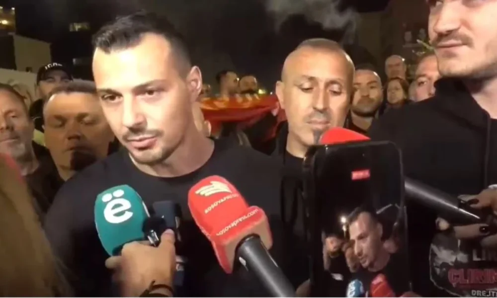  Besojmë në pafajësinë e çlirimtarëve   Djali i Hashim Thaçit dhe ai i Kadri Veselit krah njëri tjetrit në protestë
