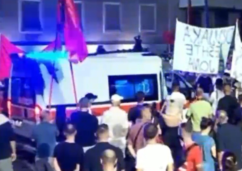 video-nuk-i-hapen-rrugen-ambulanca-bllokohet-mes-protestuesve-ne-tirane