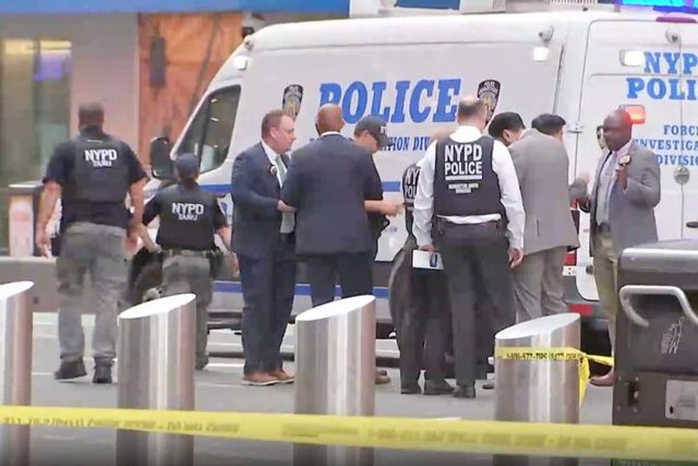 tmerr-ne-times-square-gruaja-vret-nje-person-e-plagos-nje-tjeter-policia-e-qellon-per-vdekje