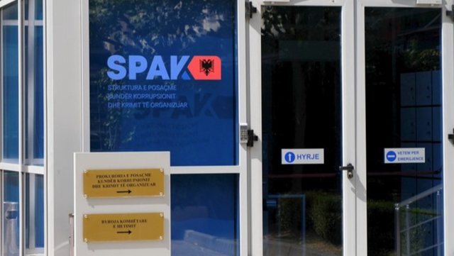 iluzioni-i-pushtetit-qe-vjen-nga-lart
