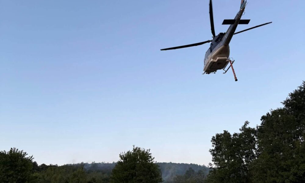 per-here-te-pare-maqedonia-dergon-helikopter-ne-kosove-per-shuarjen-e-zjarreve