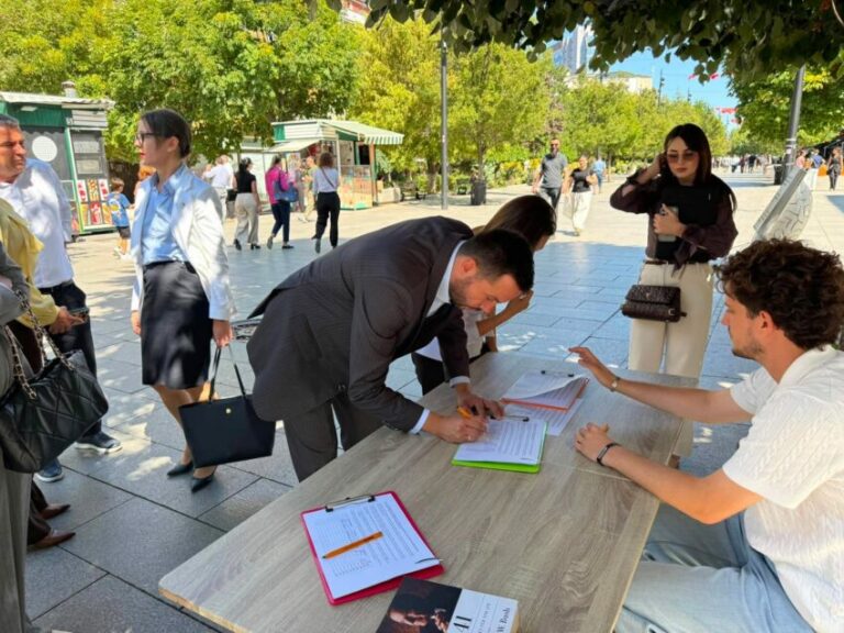 vazhdon-mbledhja-e-nenshkrimeve-per-ndryshimin-e-kodit-penal-nismen-e-mbeshtesin-edhe-deputetet-e-pdk-se