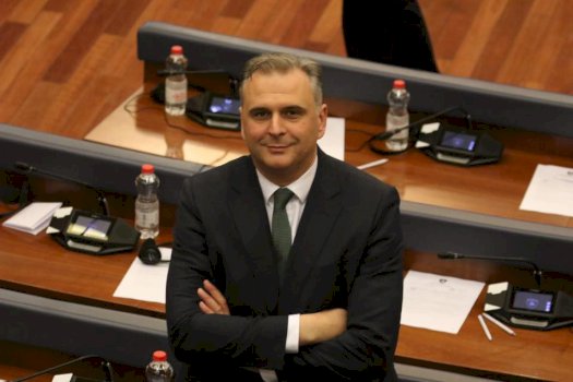   Deklaratë skandaloze    Bajqinovci i ashpër me deputetin nga Lista Serbe  komenton edhe propozimin e Kujtim Shalës për nënkryetarë   Është problematike 