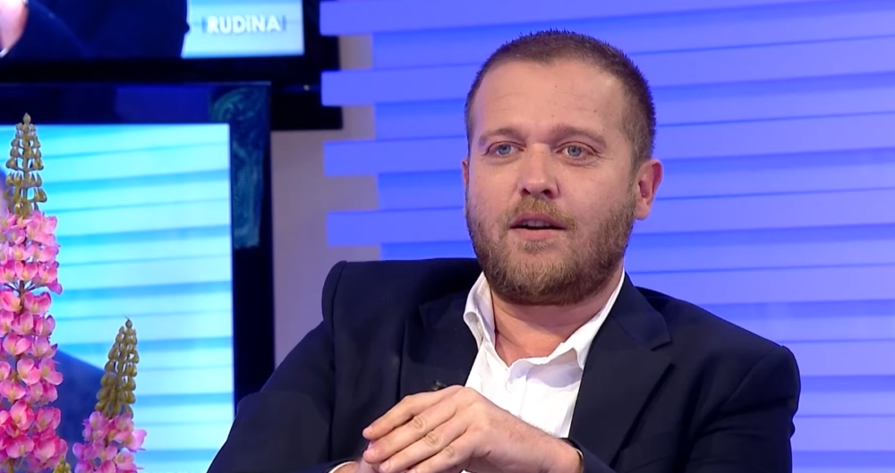 vucic-eshte-shume-i-kenaqur-bido-per-denimet-e-speciales-vendim-absurd-ka-pasoja-politike-per-kosoven