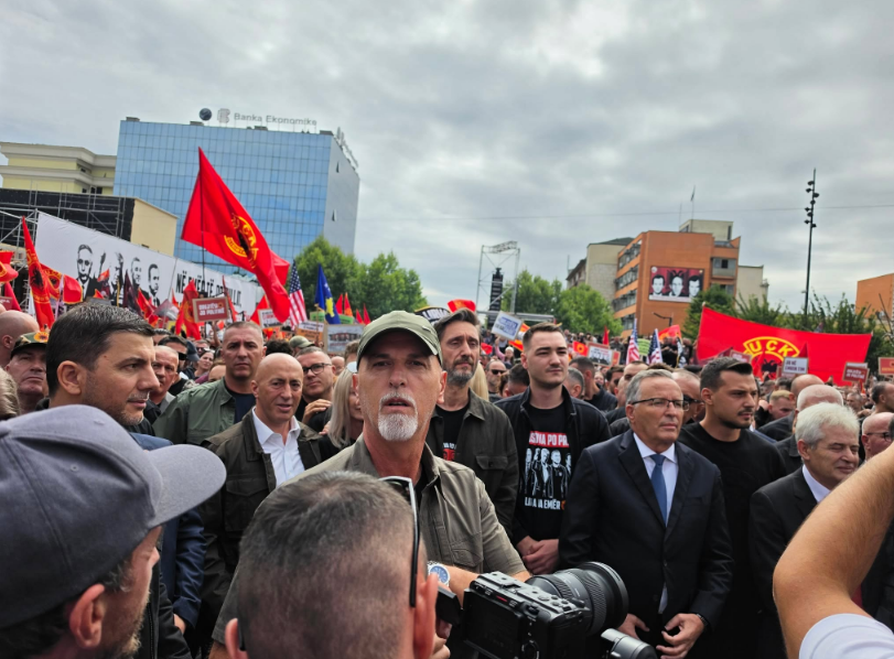 Bedri Hamza bashkë me djalin e Thaçit e Veselit në Marshin për Liri