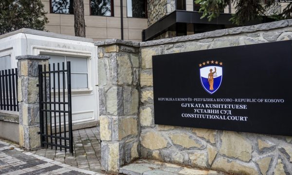  Do të ishte mirë të qartësoheshin këto dilema      S e mohojmë mundësinë    Kushtetuesja sërish adresa e mundshme e partive opozitare