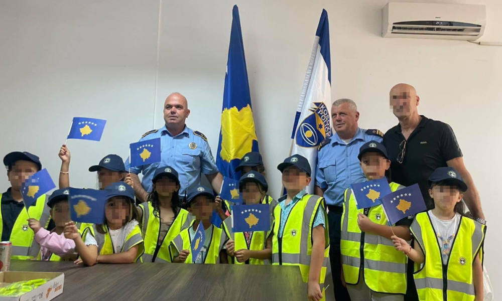  Rreze drite në emblemën time   Fëmijët hyjnë në stacionet policore në Veri