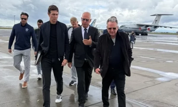   Po sjellin një propozim për t i dhënë fund luftës    Të dërguarit e Trumpit mbërrijnë në Moskë  pritet të diskutojnë planin për Ukrainën