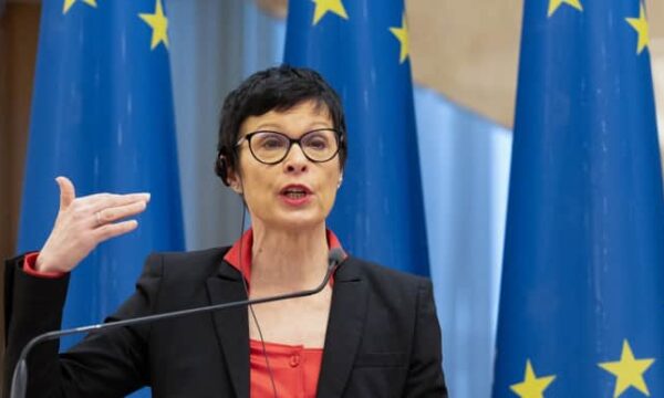 Marta Kos anulon vizitën në Beograd pas glorifikimit të Ratko Mlladiqit  Si mund t i shikoja nënat e Srebrenicës 