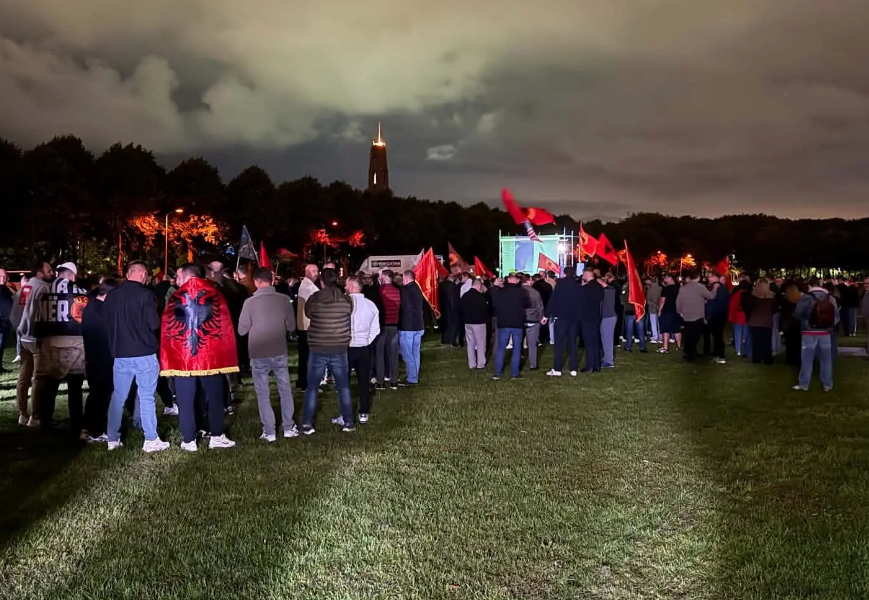 Masat e sigurisë në Hagë  policia pritet të konfiskoj flamujt dhe shtizat e qytetarëve të mbledhur atje
