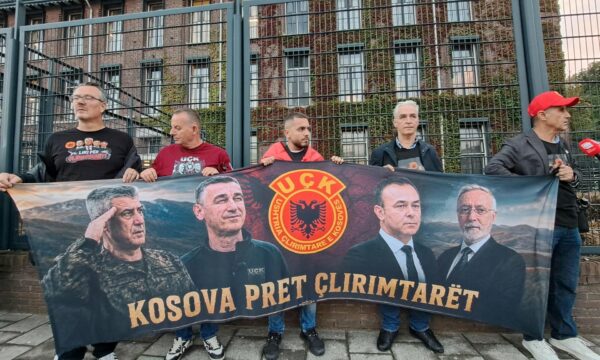 Mobilizimi nis në Hagë  qytetarët mblidhen para Speciales   pamje nga vendi i ngjarjes