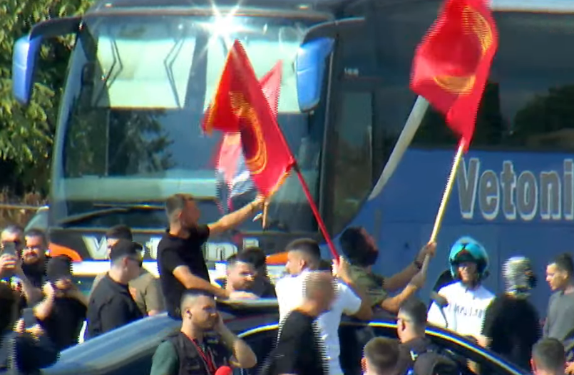  Shkojmë në shesh   protestuesit largohen nga objekti i EULEX it