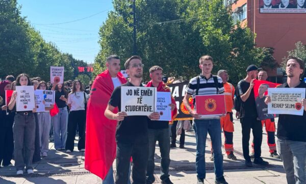 Studentë shkojnë para Qeverisë  Liri dhe drejtësi për heronjtë tanë