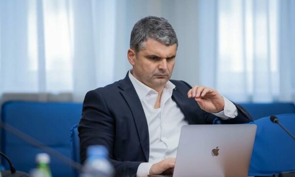 Deputeti shqiptar në Parlamentin malazez  Duhet dokumentuar krimet e Serbisë në Kosovë pas vendimit të Hagës