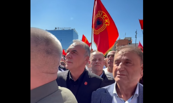 Fatmir Limaj publikon video nga protesta  vëllai i Hashim Thaçit afër tij shihet i përlotur