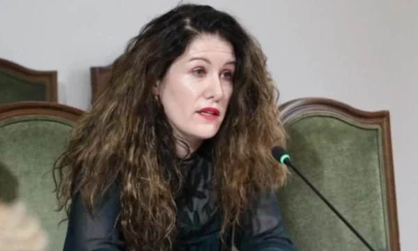Mediat në Shqipëri  Vlora Hyseni i dorëzohet policisë së Shqipërisë në kufi me Kosovën