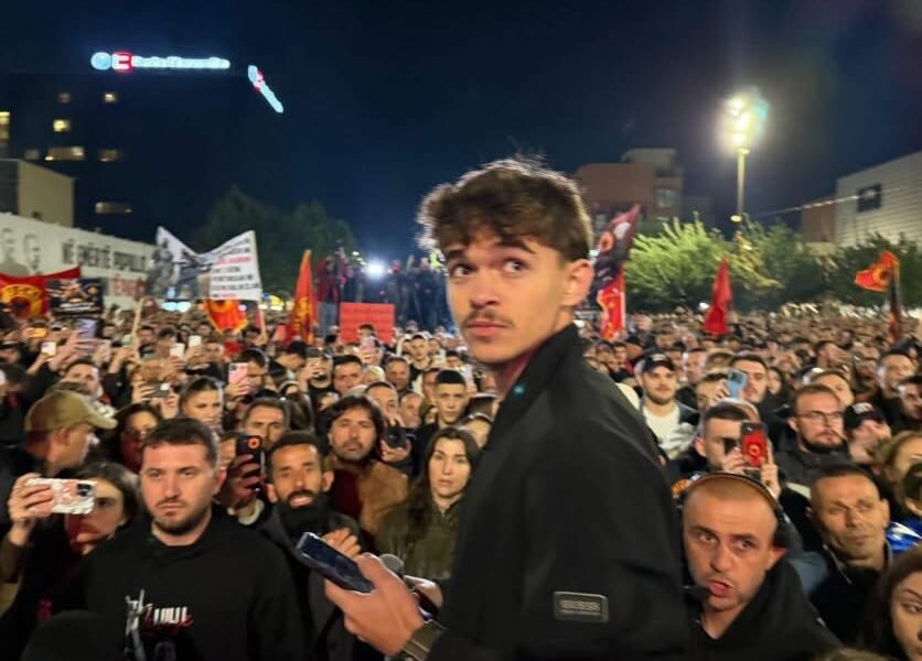 Nipi i Rexhep Selimit në protestë  Ne nuk trashëguam vetëm një shtet  trashëguam një amanet