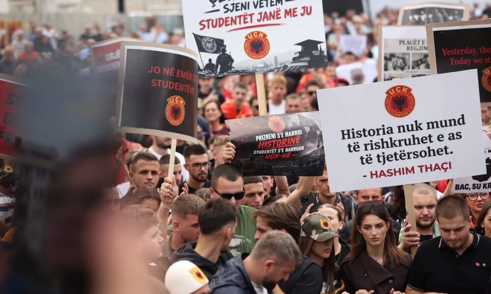 Adrian Morina  Arta Jashari e Fahri Fazliu i Ri në natën e 11 të të protestës në shesh