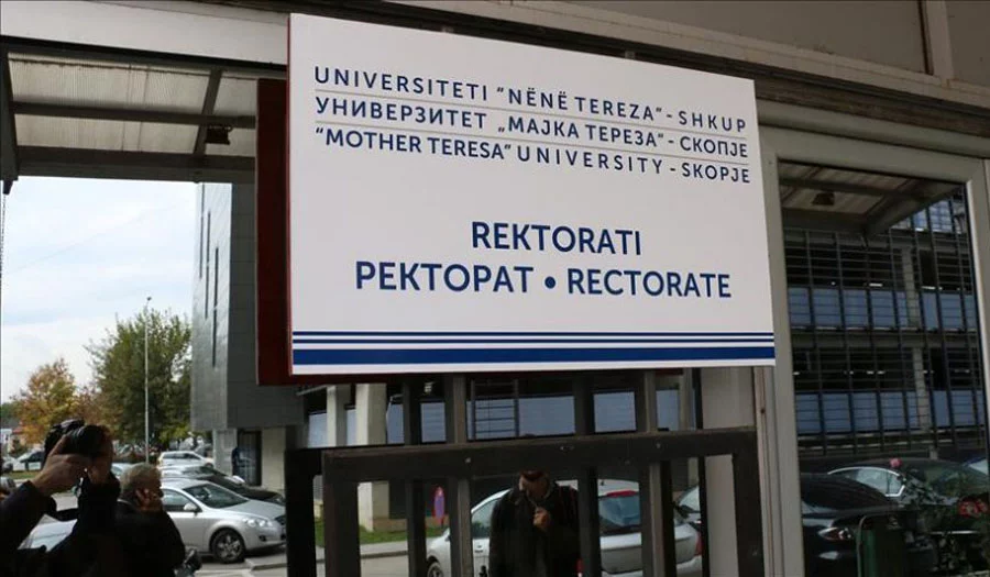 Alarm në Universitetin  Nënë Tereza   Rritet numri i studentëve  mungojnë hapësirat