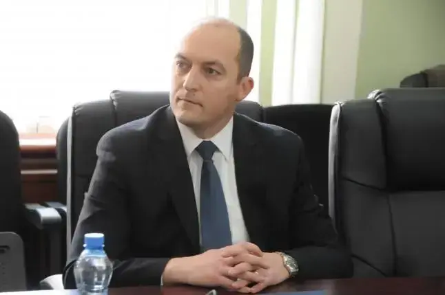 thellohet-kriza-politike-ne-kosove-bekim-sejdiu-terheq-kandidaturen-per-president