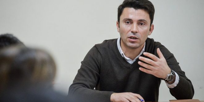 barrikadim-opozitar-per-te-mos-e-lene-albin-kurtin-te-qeverise-reagon-adnan-rrustemi-nga-vetevendosje