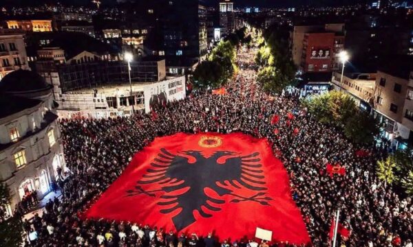 Çlirim Haziri fton qytetarët në ditën e shtatë të protestës  Një javë në shesh  nuk ndalemi deri në plotësimin e kërkesave