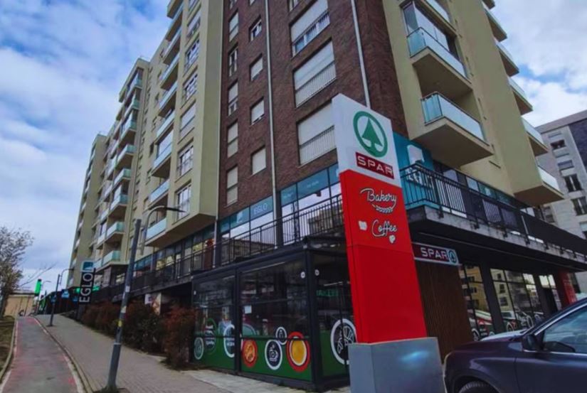 Kamerat e kapin duke vjedhur afro 500 euro mall në  Spar    kthehet prapë në market dhe bie në duart e policisë