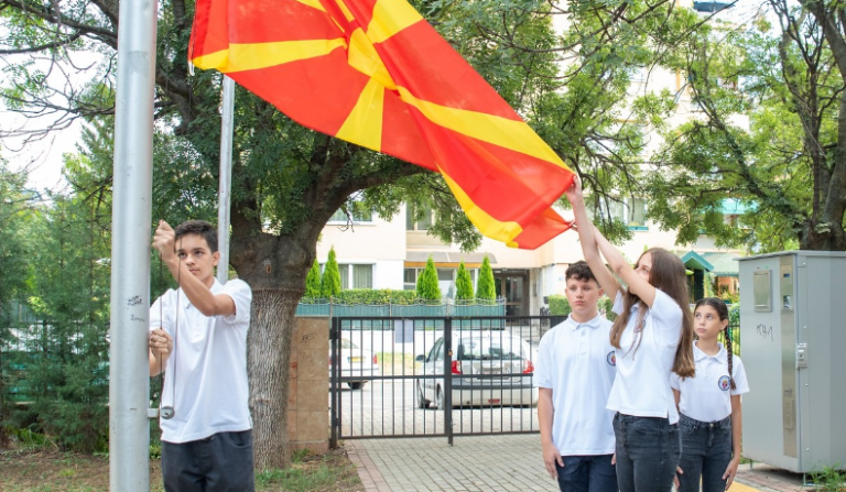 Mickoski kërkon të respektohet himni i shtetit  bën thirrje të intonohet edhe në komunat tjera