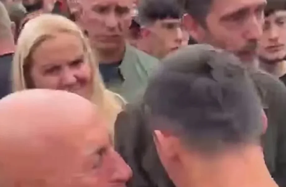  I fortë    Momenti kur Ramush Haradinaj i jep një përqafim Endrit Thaçit  djalit të Hashim Thaçit