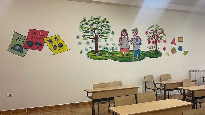 prinderit-ankohen-per-orarin-ne-shkollen-liria-ne-jabollcisht-te-eperm-femijet-e-klases-se-dyte-mesojne-bashke-me-te-nentat